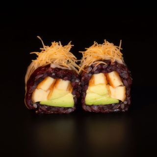 135. Uramaki de arroz negro de pollo y aguacate(8uds)