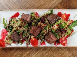 Теплий салат з телятиною та грибами (230g)