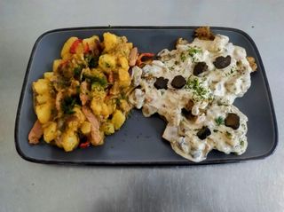 Cotlet haiducesc cu cartofi țărăneşti