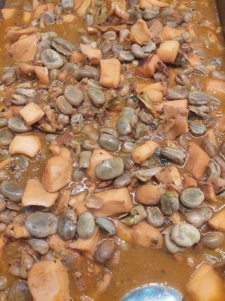 Chocos c/favas, com arroz e salada