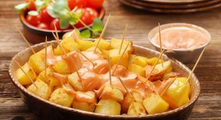 Ración de patatas bravas con salsa brava