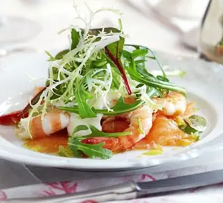 Salada de Salmão e Camarão