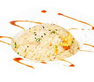 Riso saltato con salmone e verdure