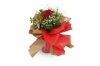 Bouquet con fiori misti e una rosa rossa al centro
