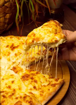 Pizza De Quesos (Mediana)