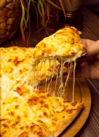 Pizza De Quesos (Mediana)