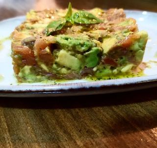 Tartar De Aguacate Con Salmón (1/2 Ración)