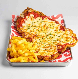 Milanesa de ternera con patatas fritas ,tomate y mozzarella