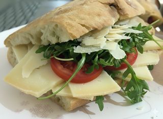 Pomodori a fette, fiordilatte, rucola, grana e cacio