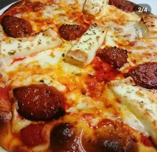 Pizza sobrasada con brie y miel (individual)