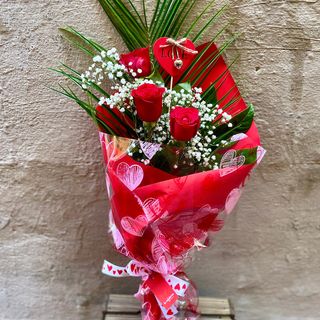 Ramo de 3 rosas rojas con corazón