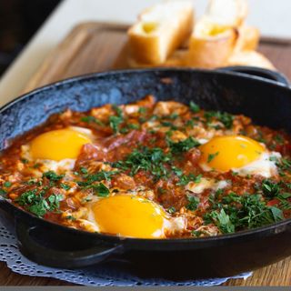 Шакшука з сирними тостами 