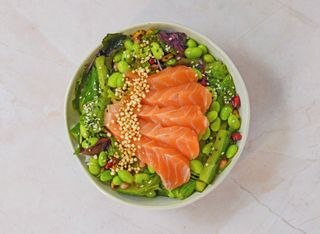 Poke bowl cu somon