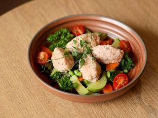 Кнели из семги на пару с припущенными овощами