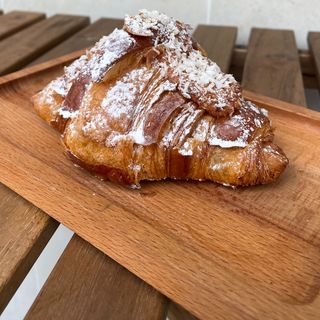 Круасан мигдалево-малиновий