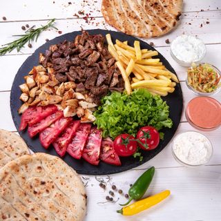 Միքս գիրոս ափսեում