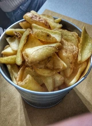 Patatine con buccia grande