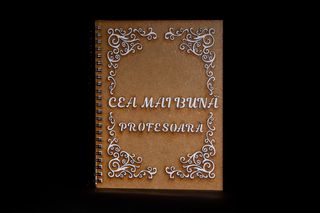 Agenda A5 din lemn cu cea mai buna profesoara