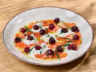 Карпачо з лосося з маринованою черешнею та страчателою (220g)