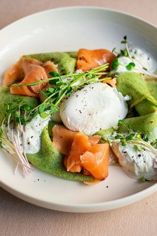 Clătite cu spanac, somon ușor sărat și ou poșat