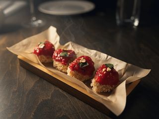 Сир камамбер  фрі з малиновим соусом (200g)