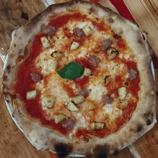 Pizza De Salchicha Napolitana (28 Cm. A 30 Cm. Aprox.)