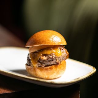 Mini burger con cebolla caramelizada