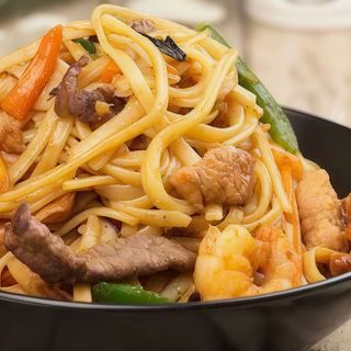 27. Tallarines Fritos Con Tres Delicias