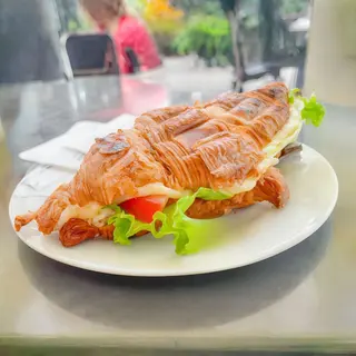 Croissant de Pollo Desmenuzado