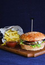 Hamburger sa pomfritom