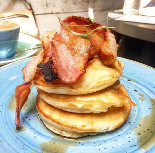 Pancake Con Bacon Y Jarabe De Arce