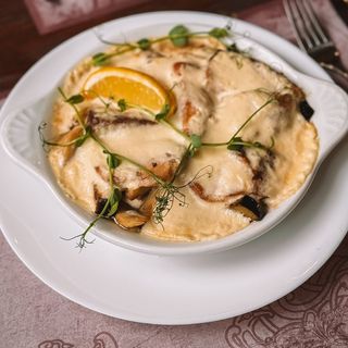 Філе товстолоба з баклажанами під соусом субіз (400г)