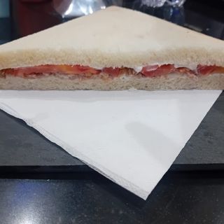 Tramezzino con tonno e pomodori