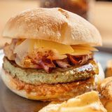 Burger de alcachofa con bacon crujiente