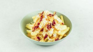 Krumpir s umakom od sira i hrskavom pancetom