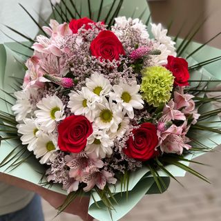 Buchet cu trandafiri rosii, crizanteme,  alstromelia si verdeata