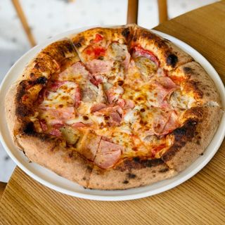 Піца м'ясна з шинкою котто, домашньою ковбаскою