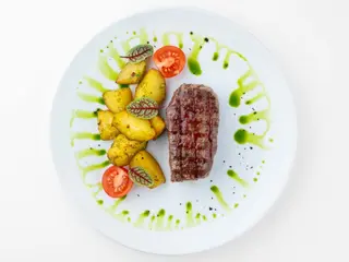 Стейк із телятини з картоплею (260г)