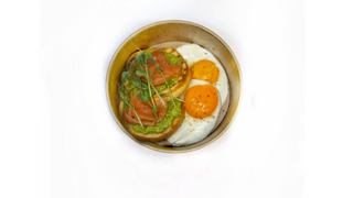 Tost z guacamole, łososiem i jajkami