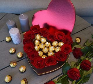 Cutie inimă roșie cu trandafiri și Ferrero Rosher (М)