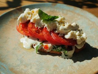 Брускета на флет-круасані з моцарелою, томатами та базиліком (300g)