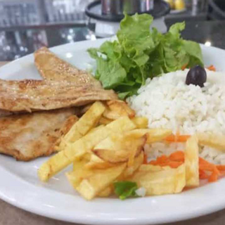 Bife de Frango com Arroz e Batata
