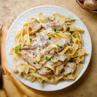 Makaroni ili špageti u pilećem umaku