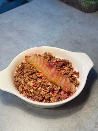 Домашний творог с грушей и гранолой