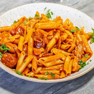 Pasta con Salsa de Tomate y Pan de Ajo