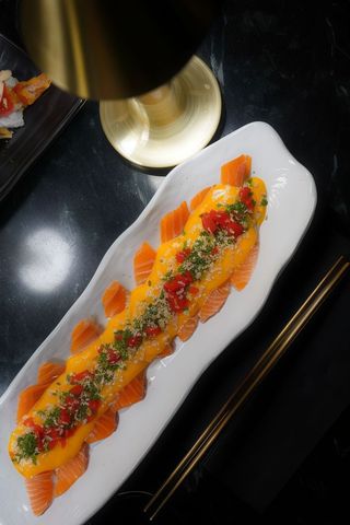 Tiraditos De Salmón Con Salsa De Ajiés