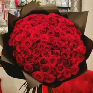 100 Roses Rouges – Passion et Élégance