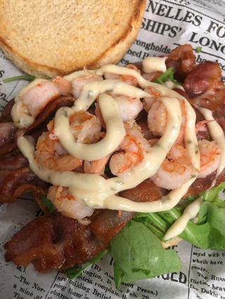 Hamburger terra e mare -servito con patate dippers