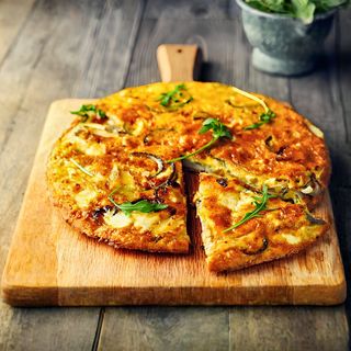 Tortilla de patatas con jamón y queso para 5-6 personas