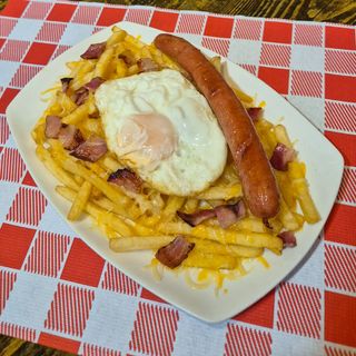 Patatas fritas con beicon, queso, huevo y salchicha